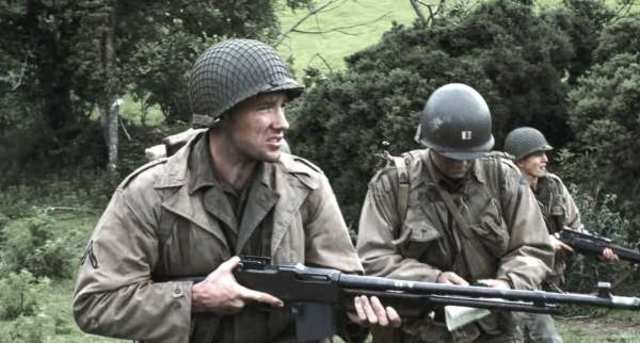 El soldado Richard Reiben,Edward Burns, portando un BAR en la película Salvar al soldado Ryan