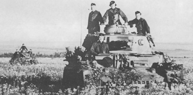 Panzers IV F1 de la Grossdeutschland avanzando en dirección a Voronezh. Julio de 1942