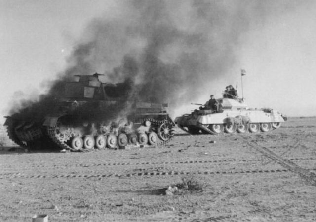 El Alamein, octubre de 1942. Un tanque británico Crusader pasa junto a un Panzer IV puesto fuera de combate