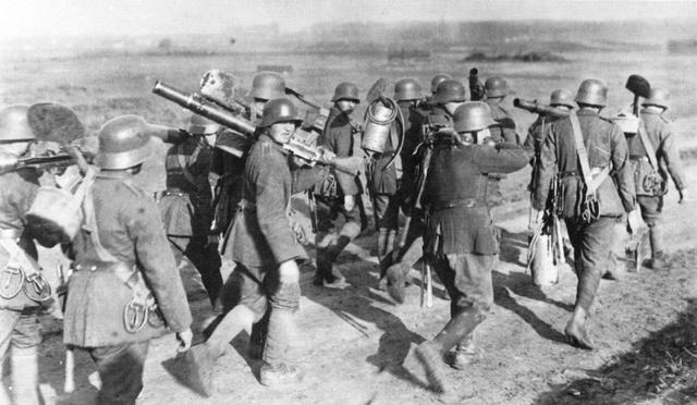 En esta fotografía se pueden apreciar claramente, 4 ametralladoras ligeras Lewis en manos de las tropas de asalto alemanas, Sturmtruppen, es clara la predilección de estos por el arma inglesa, al ser mas liviana que sus pesadas MG 08 15