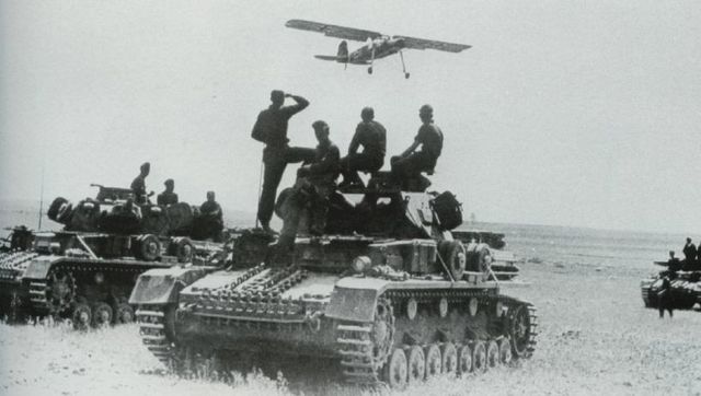 Panzers IV del 4º Ejército Panzer de Hoth atravesando la estepa del Don en dirección a Stalingrado. Verano de 1942