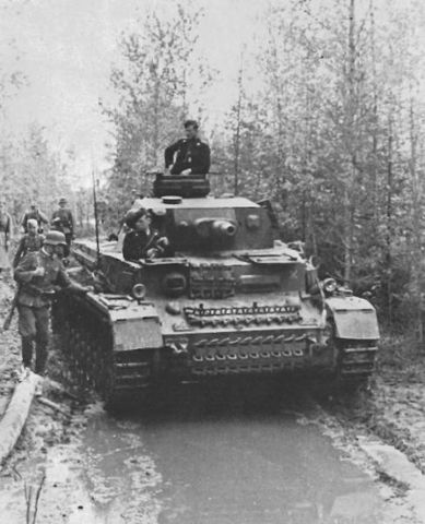 Panzer IV Ausf F de la 5ª Panzer Division avanzando un por un camino embarrado. Otoño de 1941