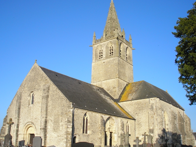 Iglesia de Saint-Come-du-Mont, donde aterrizó Beyrle, el campanario desde donde recibió los disparos sería demolido por artillería naval y posteriormente reconstruid
