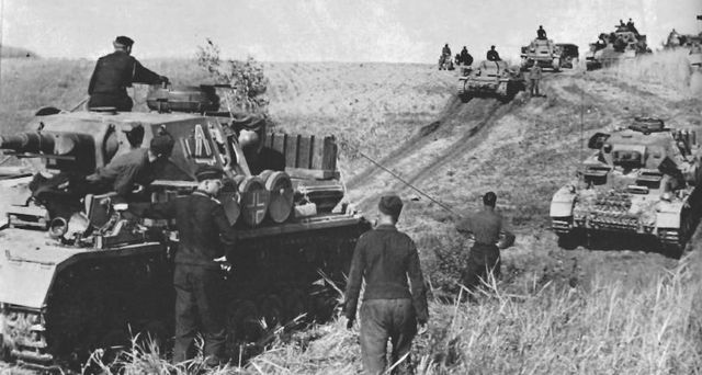 Dos Panzer IV Ausf E abriendo una columna blindada por la estepa rusa. Junio de 1941