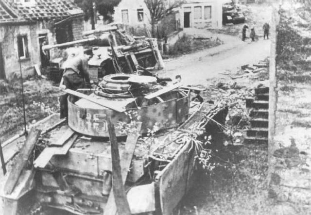 En primer plano un Panzer IV Ausf J y al fondo un Panther Ausf G puestos fuera de combate por fuego enemigo durante los combates en la bolsa de Falaise. Agosto de 1944