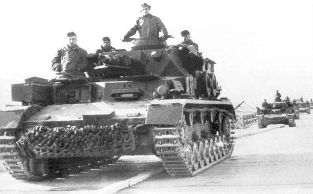 Columna de Panzer IV Ausf E de la 9ª Panzer Division en Bulgaria preparándose para la Operación Marita, invasión de Grecia. Abril de 1941