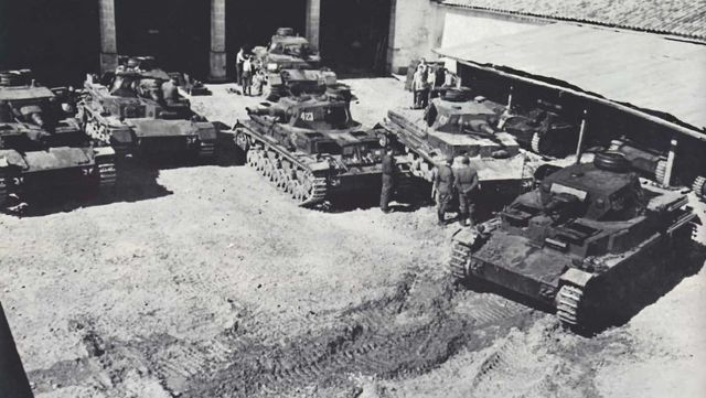 Compañía de Panzer IV Ausf D estacionada en una granja francesa durante una pausa en los combates. Junio de 1940
