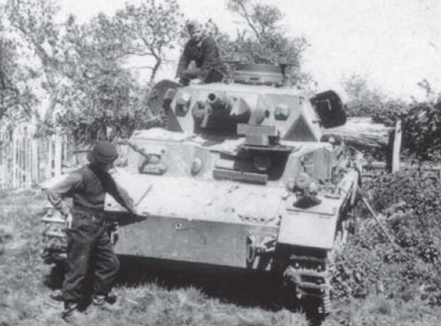 Panzer IV Ausf D de la 1ª Panzer Division averiado en un campo de Bélgica. 12 de Mayo de 1940