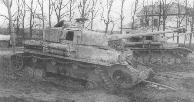 Panzers IV Ausf H puestos fuera de combate en las afueras de Kiev. Noviembre de 1943