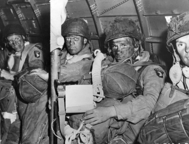 Paracaidistas de la 101ª División Aerotransportada vuelan hacia Normandía