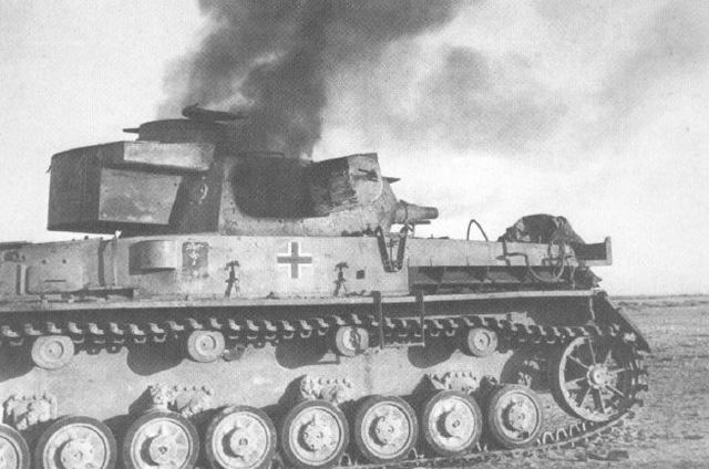 Panzer IV puesto fuera de combate durante los combates en Gazala. Primavera de 1942