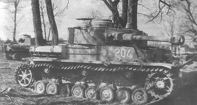 En primer plano, un Panzer IV Ausf H de una unidad de la Waffen SS no identificada puesto fuera de combate en Hungría. Marzo de 1945