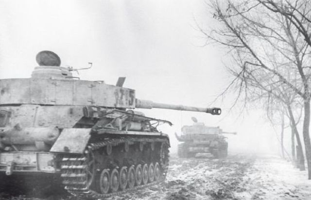 Dos Panzer IV del 5º Panzerarmee avanzando hacia el Mosa. Diciembre de 1944