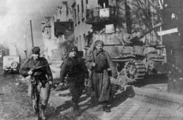 Soldados del Ejército Rojo pasan junto a un Panzer IV Ausf H abandonado en las calles de Danzig. Abril de 1945