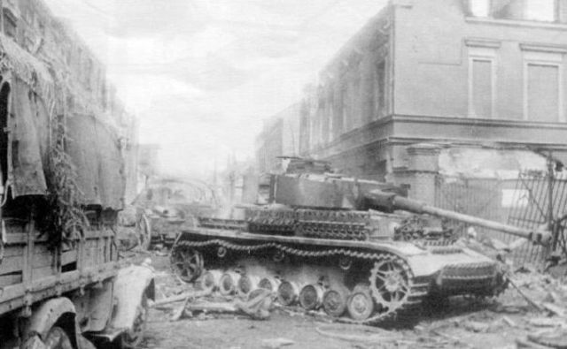 Panzer IV Ausf J de la 24ª Panzer Division puesto fuera de combate en una población de Prusia Oriental. Febrero de 1945
