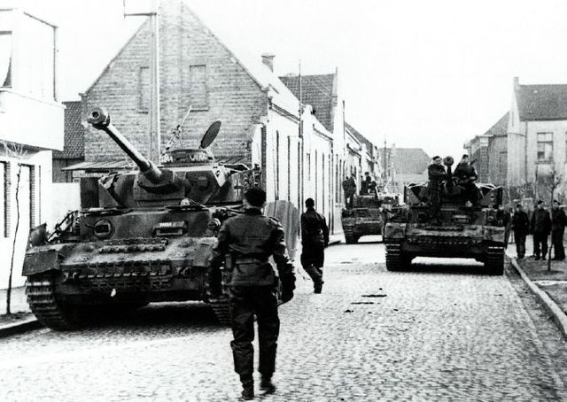 Panzers IV de la 12ª SS Hitlerjugend en Caen. 7 de Junio de 1944
