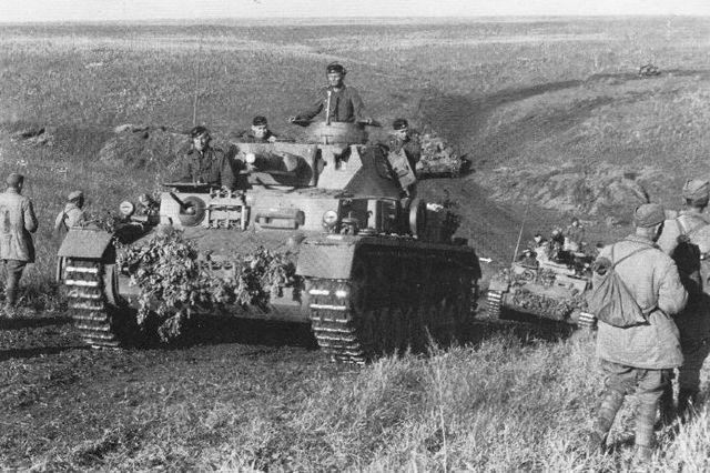 Columna de Panzers IV Ausf F de la Grossdeutschland pasan junto a unos prisioneros soviéticos durante la batalla de Kursk. Julio de 1943