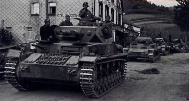 Un Panzer IV encabezando una columna blindada de la 2ª Panzer División en la frontera entre Bélgica y Francia. Mayo de 1940