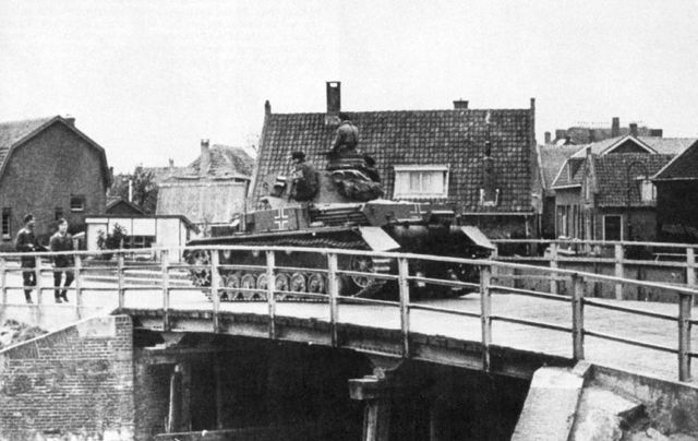 Panzer IV Ausf D cruzando un puente en una población de los Países Bajos