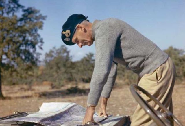 Montgomery estudiando un mapa en el Cuartel General del 8º Ejército Británico en sur de Italia