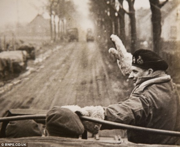 Montgomery saludando desde el vehículo en los países bajos liberados en invierno de 1944