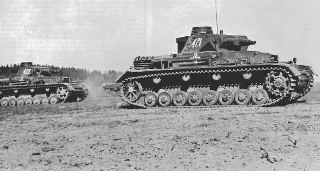 Dos Panzer IV Ausf B avanzando durante los días iniciales de la Operación Barbarroja. Julio de 1941