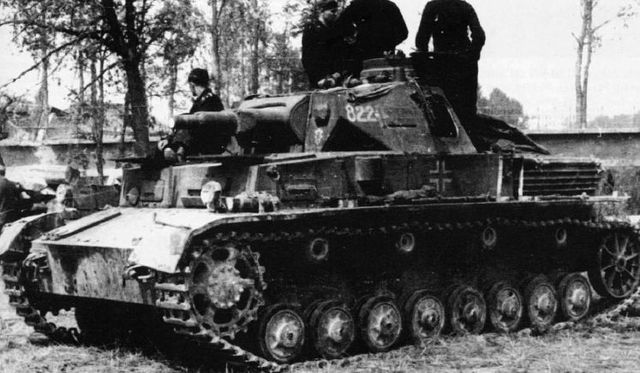 Panzer IV de la 1ª Panzer Division en una aldea del interior de Francia. Junio de 1940