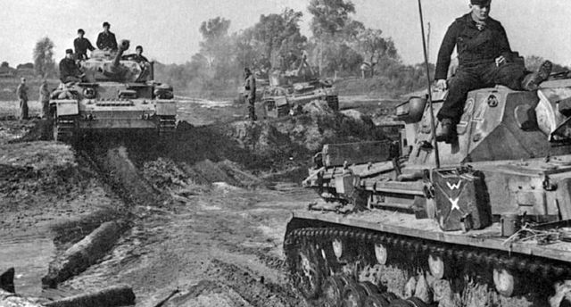 Panzers IV de la 9ª Panzer Division cruzando un arroyo en el sector de Orel. 10 de Julio de 1943