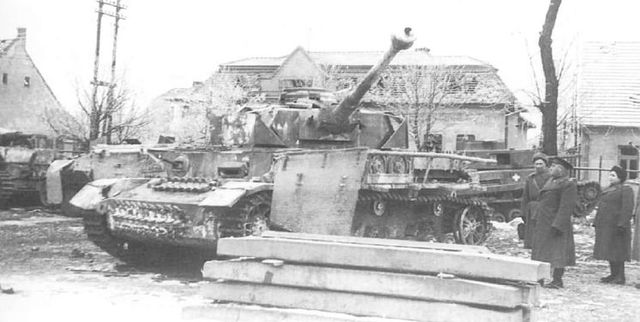 Panzer IV Ausf J de la 5ª SS Wiking capturado intacto por las tropas soviéticas en Tatabánya, Hungría. Marzo de 1945