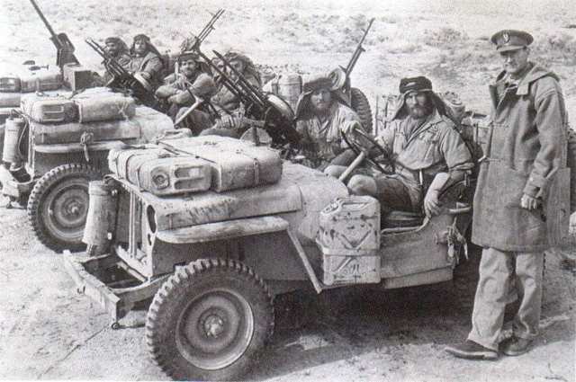 Un equipo de combate del SAS llevan en sus Jeeps afustes Vickers dobles con cargadores de tambor