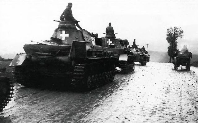 Columna de Panzer IV Ausf B en una embarrada carretera de Polonia. Septiembre de 1939