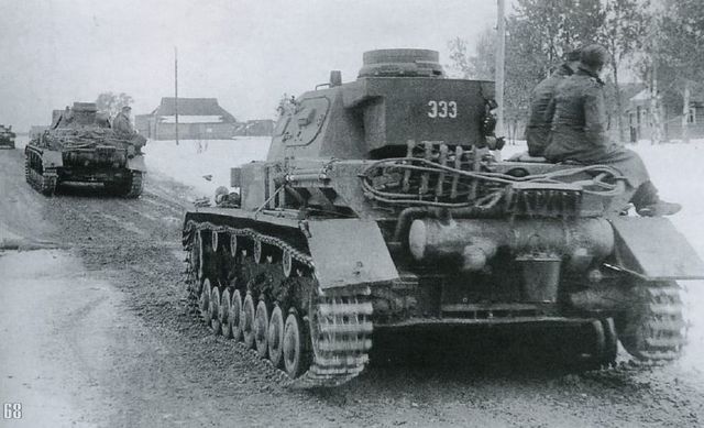Una columna de Panzer IV Ausf D de la 6ª Panzer Division avanzando hacia el este. Diciembre de 1941