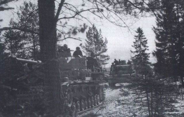 Panzers IV del Kampfgruppe Strachwitz durante los combates en Narva. Febrero de 1944