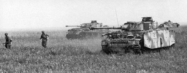 Granaderos y Panzers IV del SS Panzerkorps camino de Prokhorovka. Julio de 1943