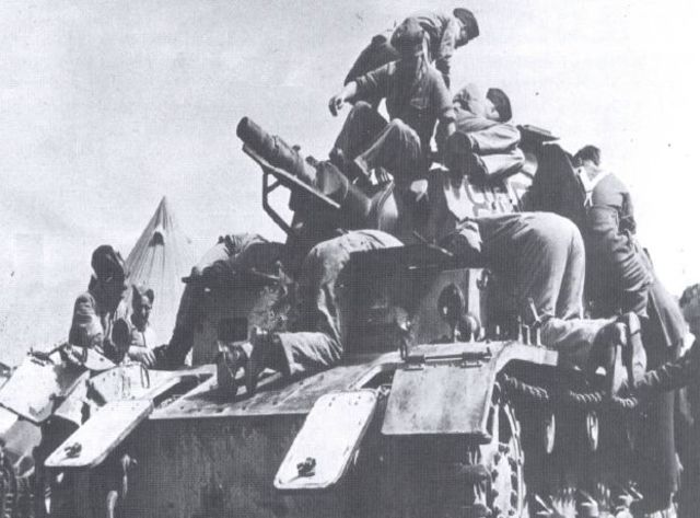 Soldados británicos inspeccionando un Panzer IV capturado a la 15ª Panzer Division en el Norte de África