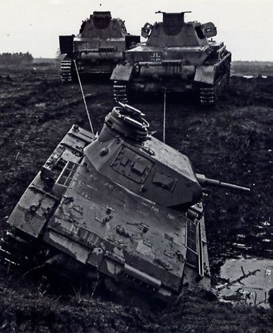 Dos Panzer IV remolcando un Panzer III durante la invasión de Francia. Primavera de 1940
