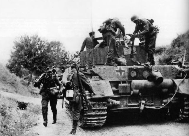 Panzer IV Ausf H e infantería en Ucrania occidental. Primavera de 1944