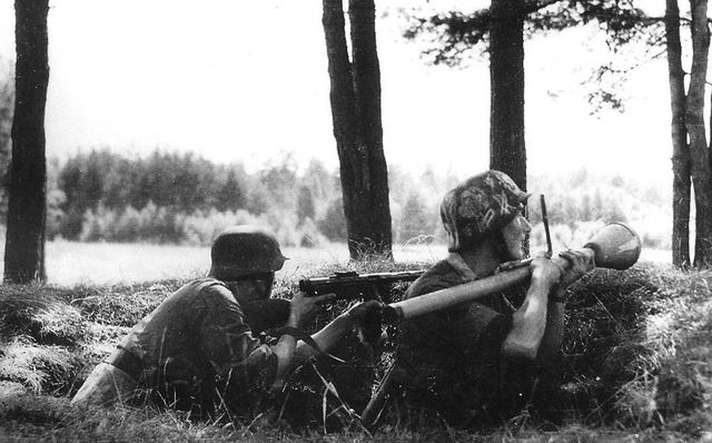 Soldados fineses armados con antitanques y subfusiles durante la batalla de Tali-Ihantala