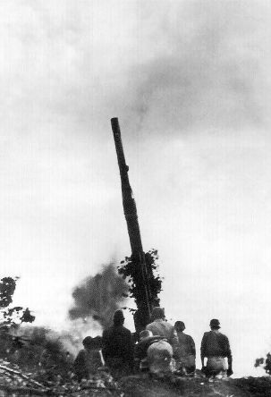 Flak de 88 mm abriendo fuego sobre la aviación aliada. Italia, verano de 1944