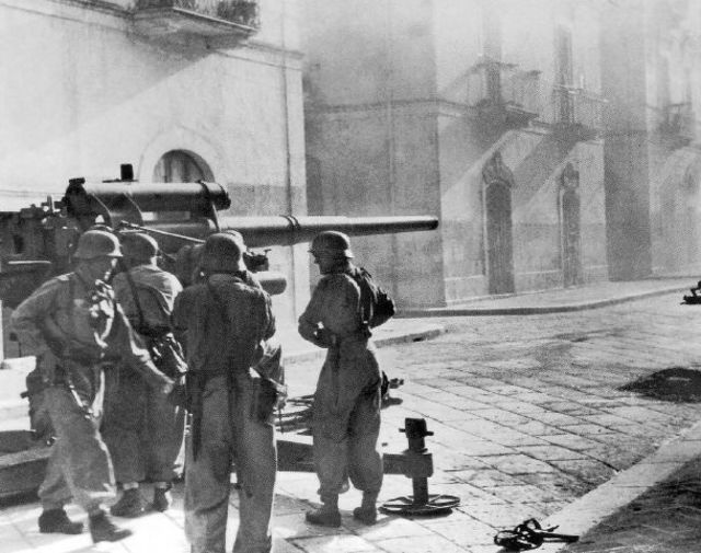 Flak de 88 mm de la Luftwaffe utilizado en la lucha callejera durante la batalla de Florencia. Agosto de 1944