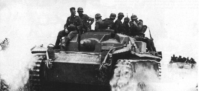 Infantería a lomos de un StuG III Ausf B durante el fulgurante avance en territorio soviético durante el verano de 1941