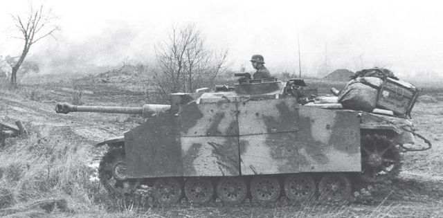 Batalla de las Ardenas, diciembre de 1944. Un StuG III de la 18ª Volksgrenadier Division en las afueras de Bleiaf