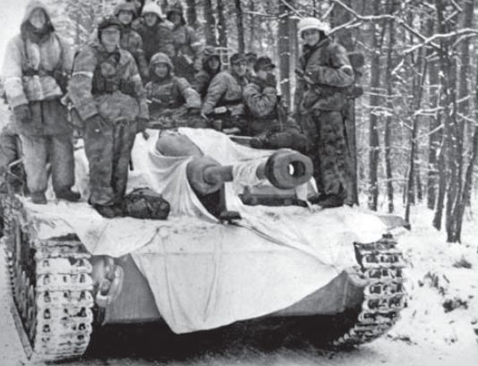 StuG III Ausf G con infantería durante la Operación Nordwind. Alsacia, enero de 1945
