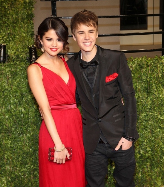 che anno ha fatto Selena Gomez iniziare incontri Justin Bieber
