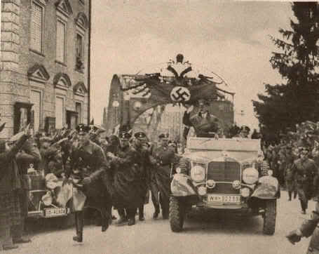 Adolf Hitler durante su solemne y triunfal entrada en la localidad de Braunau, Austria. Su pueblo natal