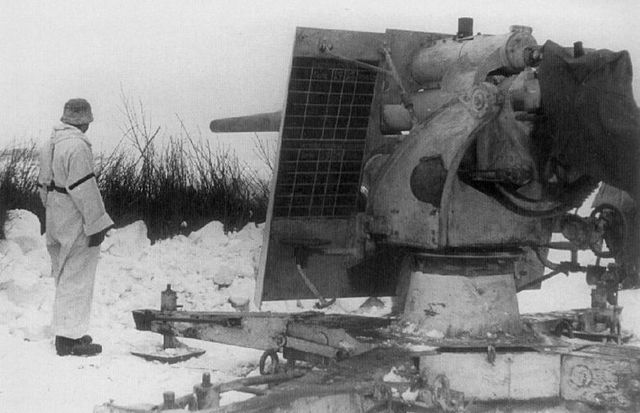 Flak 88 durante el invierno de 1943 en el Frente Oriental. En la pizarra interior del escudo están apuntados los datos de distancias y elevación para el uso de la pieza