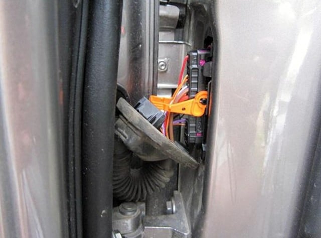 Как снять переднюю дверь тигуан Removing Interior Trim for Door Loom Harness (to add pins for side assist) VW Ti