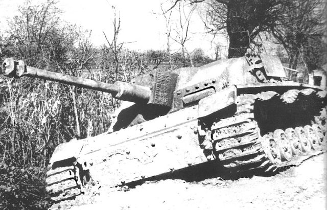 StuG III Ausf G puesto fuera de combate en Hungría durante la ofensiva del lago Balatón. Marzo de 1945