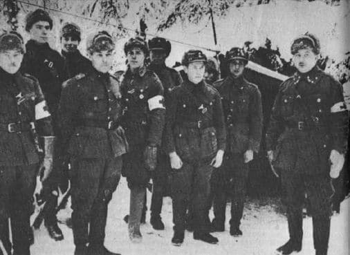 Sanitarios del Ejército Finés en una posición de la Línea Mannerheim