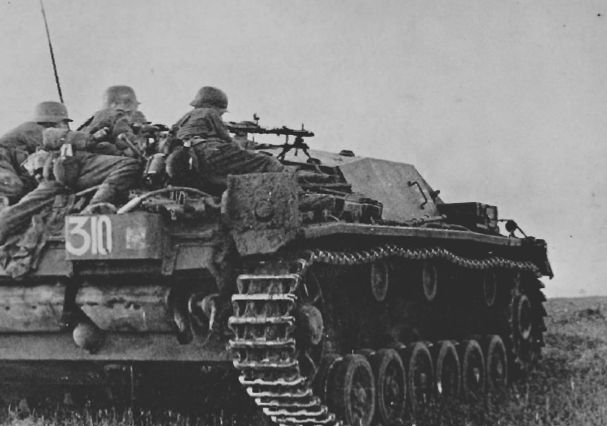 Infantería con una ametralladora ligera MG-34 a lomos de un StuG III Ausf B. Frente Oriental. Verano de 1941